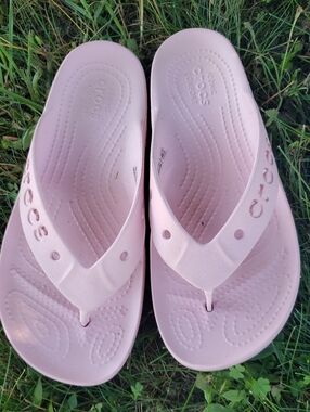 CROCS Women’s Light Pink Flip Flop Sandals